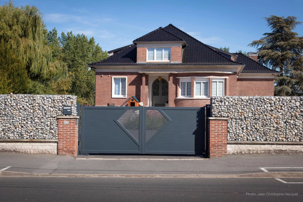 Portail aluminium battant motorisé sur mesure gris anthracite à Athies