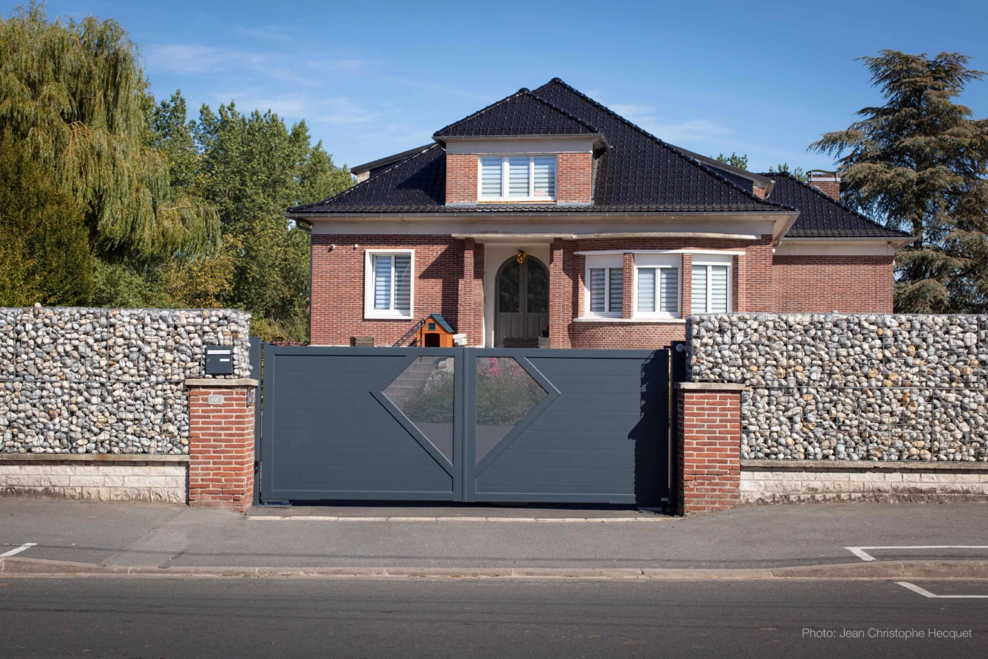 Portail aluminium battant motorisé sur mesure gris anthracite à Athies