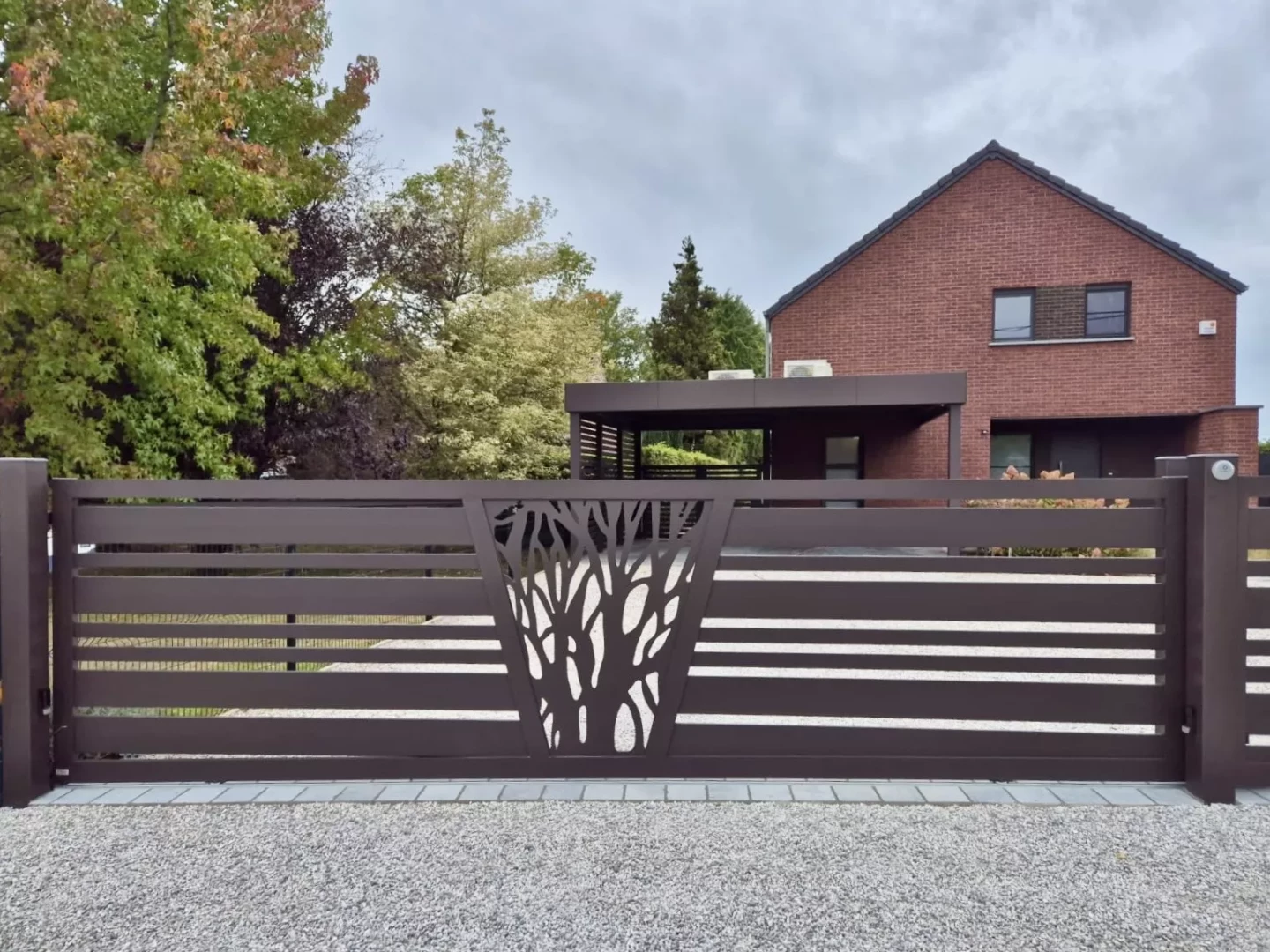 Ensemble carport Orion + portail décor laser + clôture