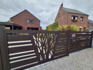 Vue d’ensemble du projet à Autreppe (Belgique) : carport Orion bandeau Horizon, portail aluminium coulissant décor laser et clôture assortie, finition brun gris RAL 8019 – réalisation sur mesure Newtech Fermetures