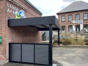 Abri MODULEO aluminium adossé avec brise-vue Sarlande et bandeau Horizon – installation Newtech Fermetures à Attiches