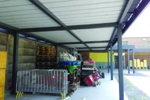 Abri aluminium MODULEO autoporté avec toiture bac acier et bandeau Horizon – installation Newtech Fermetures pour mairie ou collectivité
