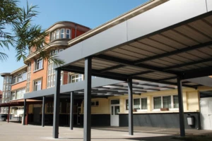 Préau MODULEO aluminium adossé avec toiture polycarbonate et bandeau Horizon – installation Newtech Fermetures à Lesquin
