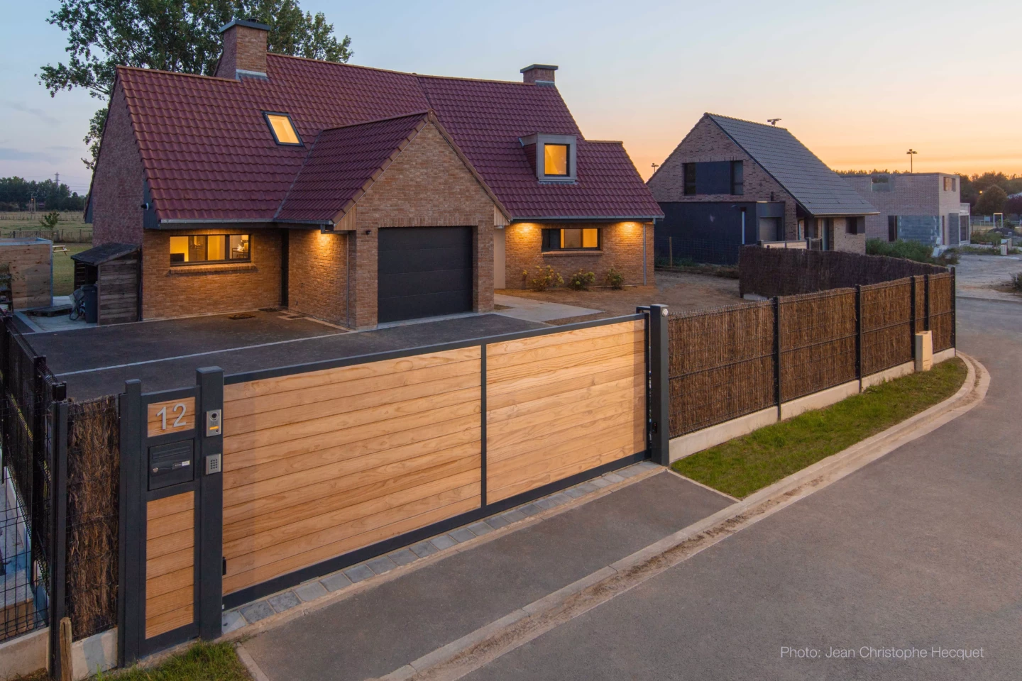 Portail coulissant aluminium et pin thermotraité installé par Newtech