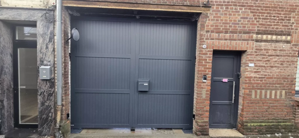 Porte cochère aluminium modèle Auteuil avec boîte aux lettres intégrée – installation Newtech à Cysoing