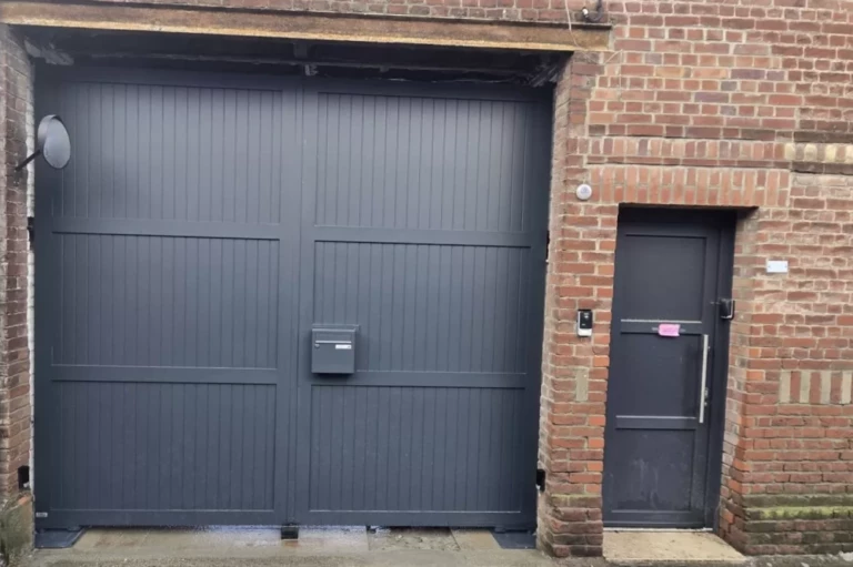 Porte cochère aluminium modèle Auteuil avec boîte aux lettres intégrée – installation Newtech à Cysoing
