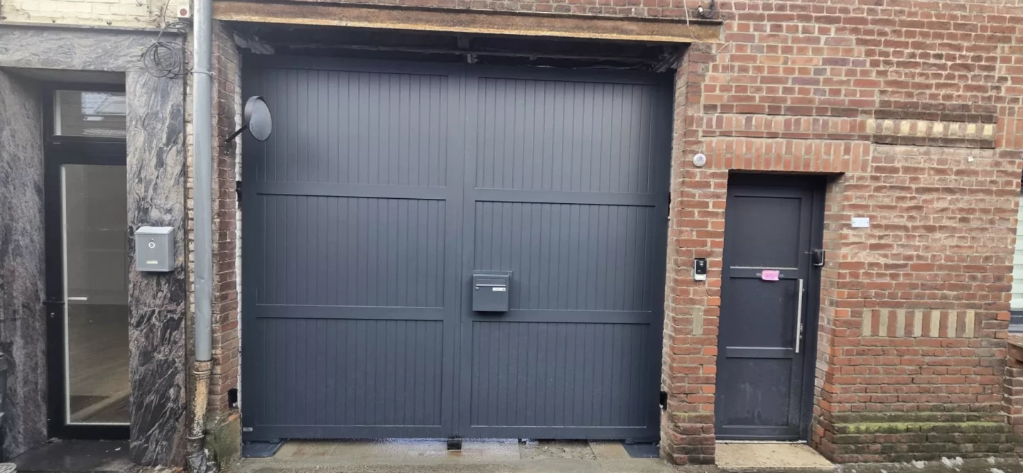 Porte cochère aluminium modèle Auteuil avec boîte aux lettres intégrée – installation Newtech à Cysoing