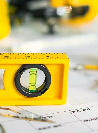 plans-construction-casque-outils-dessin-plans-2048x1366 1