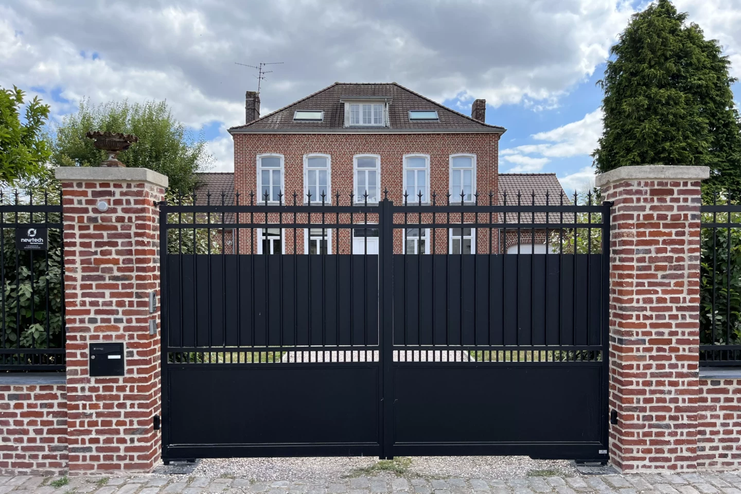 Portail battant aluminium esprit fer forgé avec tôle droite et motorisation invisible