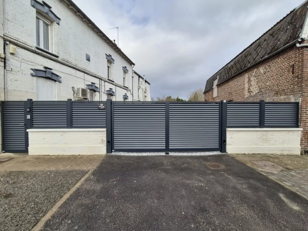 Entrée aluminium sur mesure avec portail et clôture à Artres