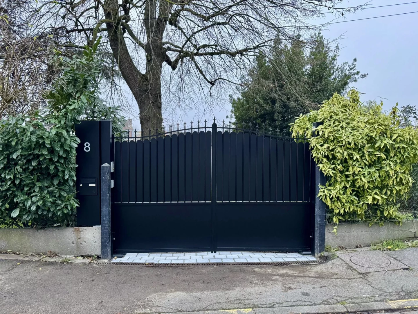 Portail battant aluminium à Saint-André-lez-Lille modèle Beaugency avec totem et numéro de rue RAL 9005