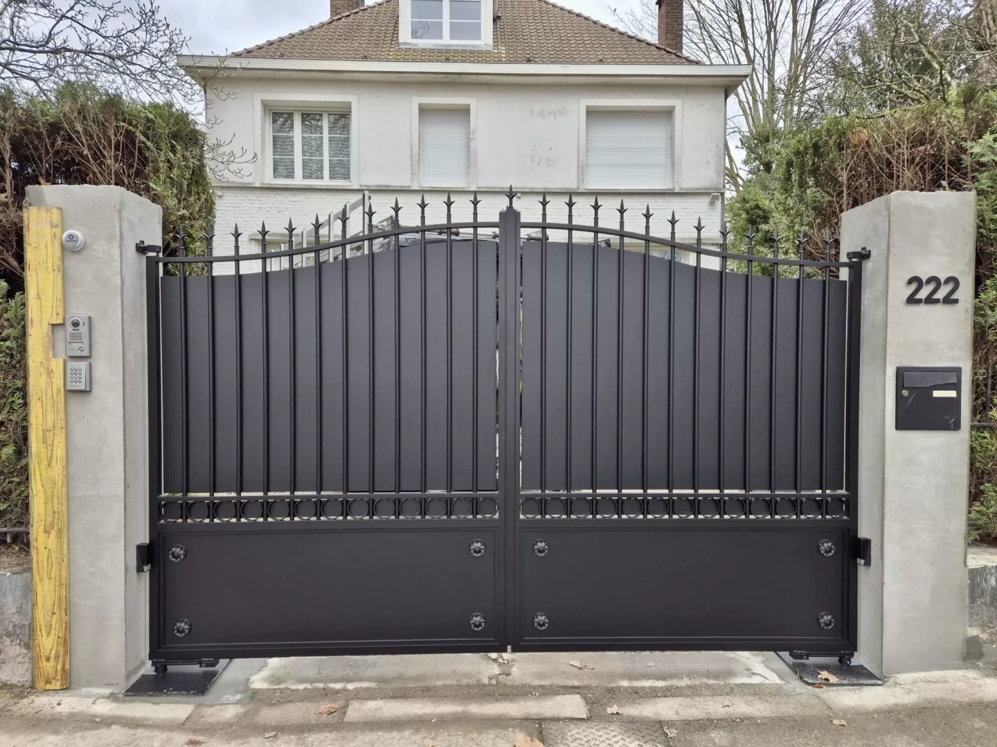 Portail aluminium 2 battants modèle Beaugency laqué RAL noir 9005, installation traditionnelle à Lambersart par Newtech Fermetures