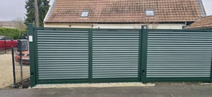 Portail battant aluminium SARLANDE vert RAL 6009 motorisé DEA LIVI à Kain