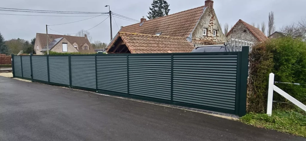 Portail coulissant aluminium SARLANDE vert RAL 6009 motorisé à Kain près de Tournai