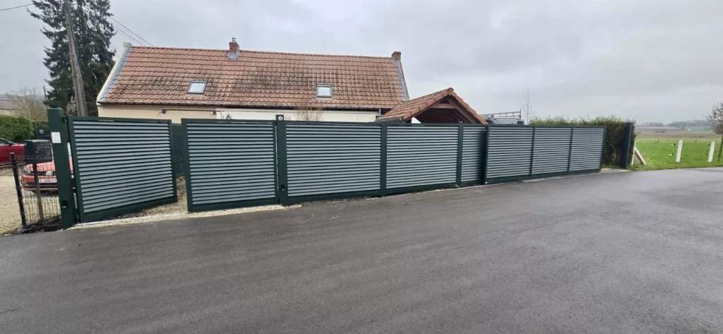 Lames aluminium inclinées 80 mm du portail SARLANDE préservant l’intimité