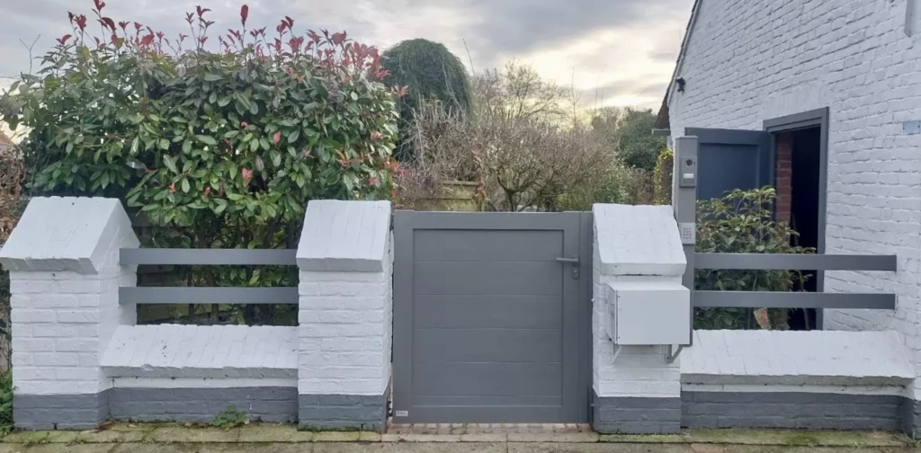 Portillon aluminium Rambouillet à Cysoing RAL 7039 avec double lisse et contrôle d’accès Newtech Fermetures