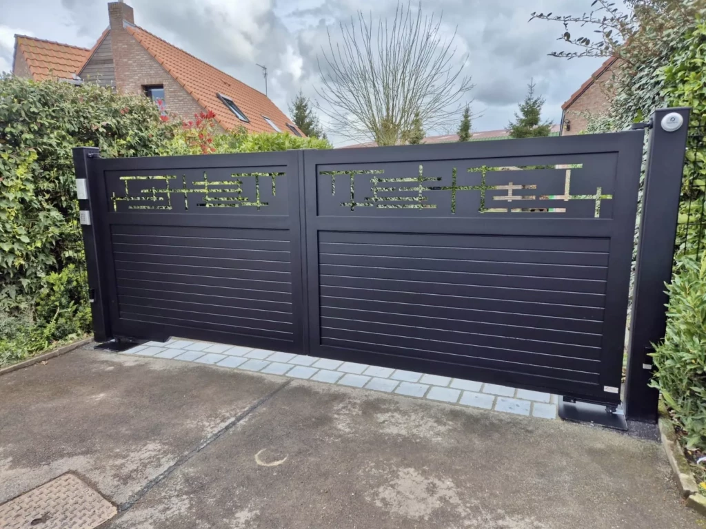 portail battant aluminium pente terrain Bachy installation