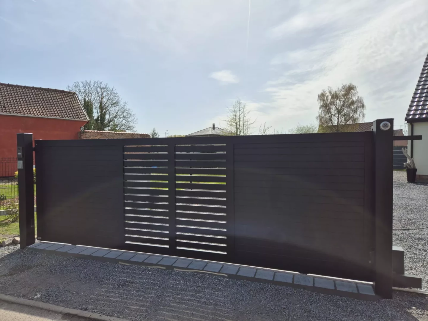 Portail aluminium coulissant semi ajouré Mérignies noir 9005 Vred