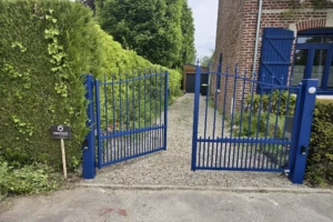 Portail aluminium 2 battants motorisé ouvert modèle Chenonceaux à Genech