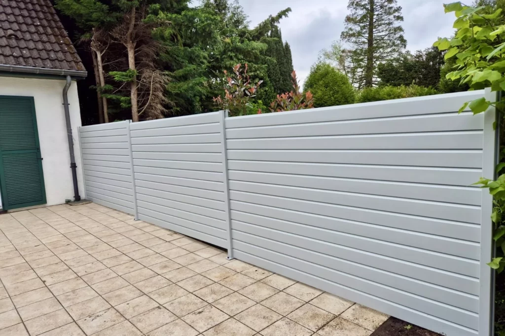 Brise vue aluminium gris clair RAL 7035 pour terrasse à Bondues