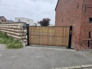 Portail aluminium et bois contemporain à Baisieux installé par Newtech Fermetures