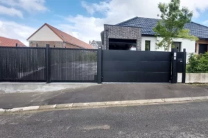 Portail coulissant aluminium noir modèle HORIZON à Carency avec tôle pliée design