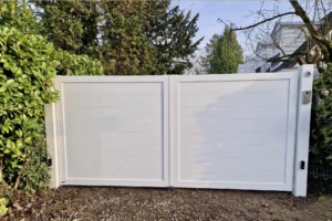 Portail aluminium blanc contemporain installé à Bondues