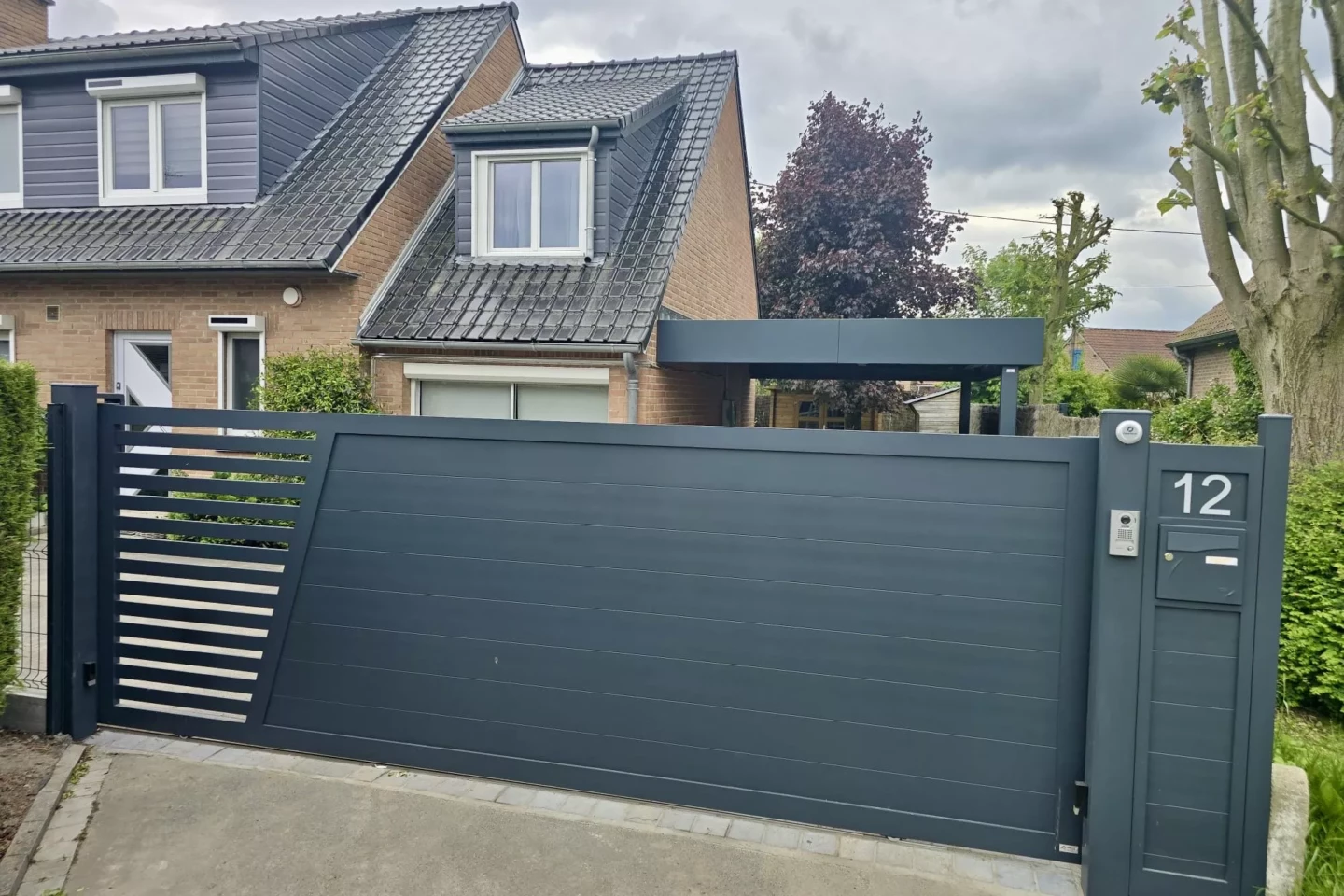 Portail coulissant aluminium Dieppe gris anthracite avec totem boîte aux lettres à Louvil