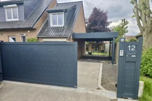 Portail coulissant aluminium ouvert avec carport ORION adossé à Louvil