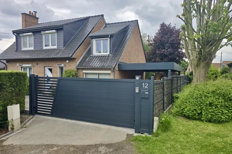 Portail aluminium et carport sur-mesure gris anthracite installés à Louvil dans la Pévèle