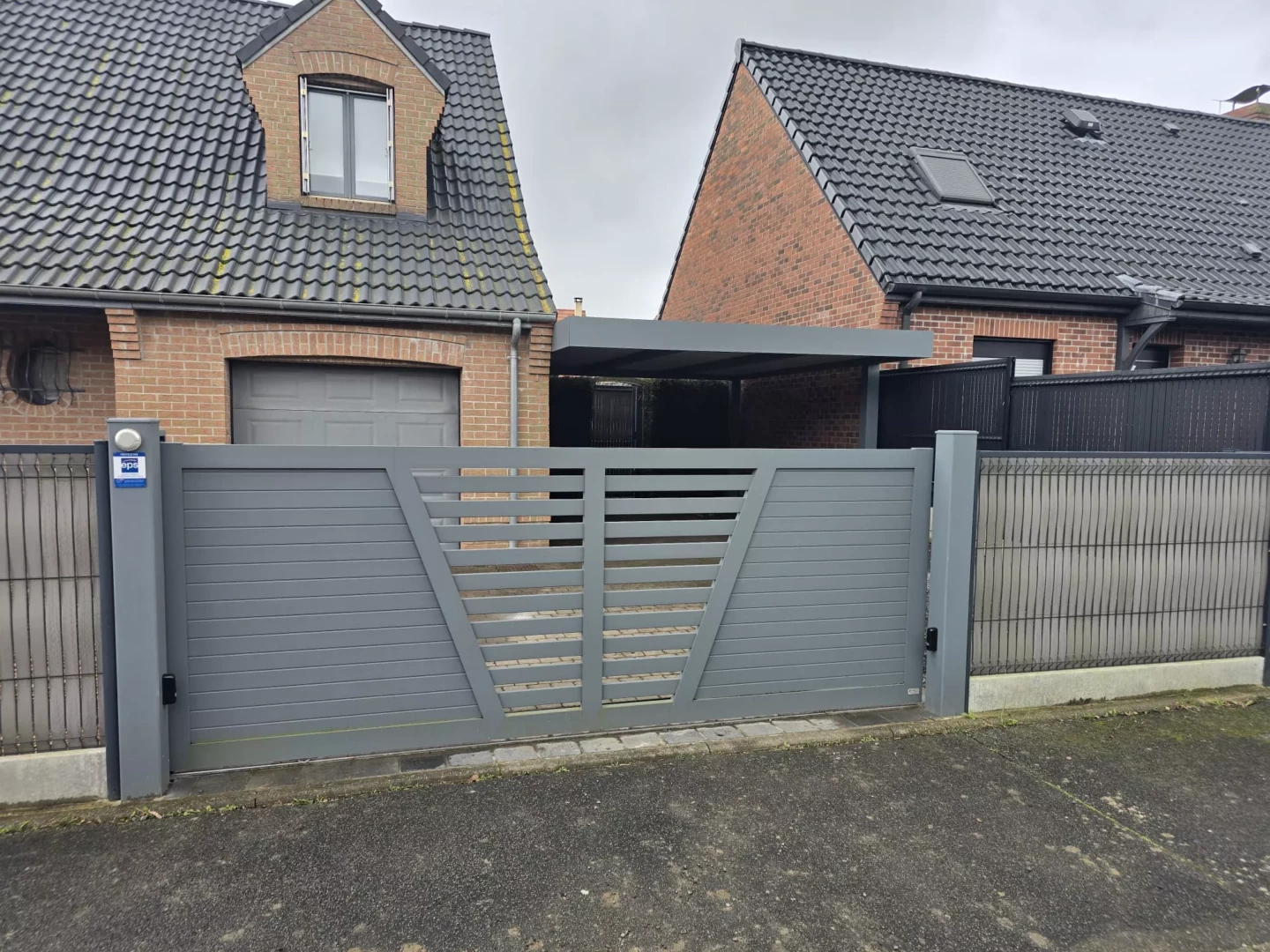 Portail coulissant et portillon aluminium Marcilly avec carport Boréal gris installés à Cappelle-en-Pévèle par Newtech Fermetures