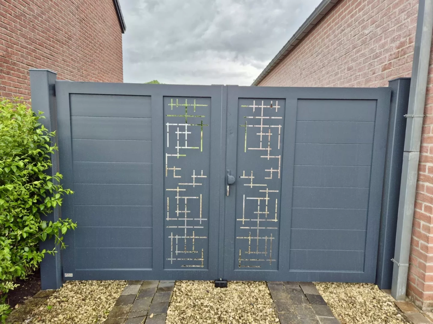 vue extérieure portail battant aluminium MOZAIK RAL 7016 à Chièvres