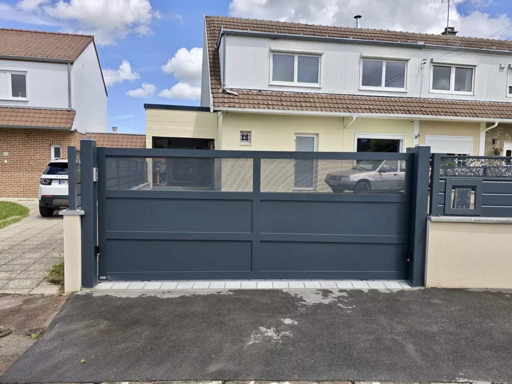 portail coulissant aluminium sur mesure installé dans le Pas-de-Calais