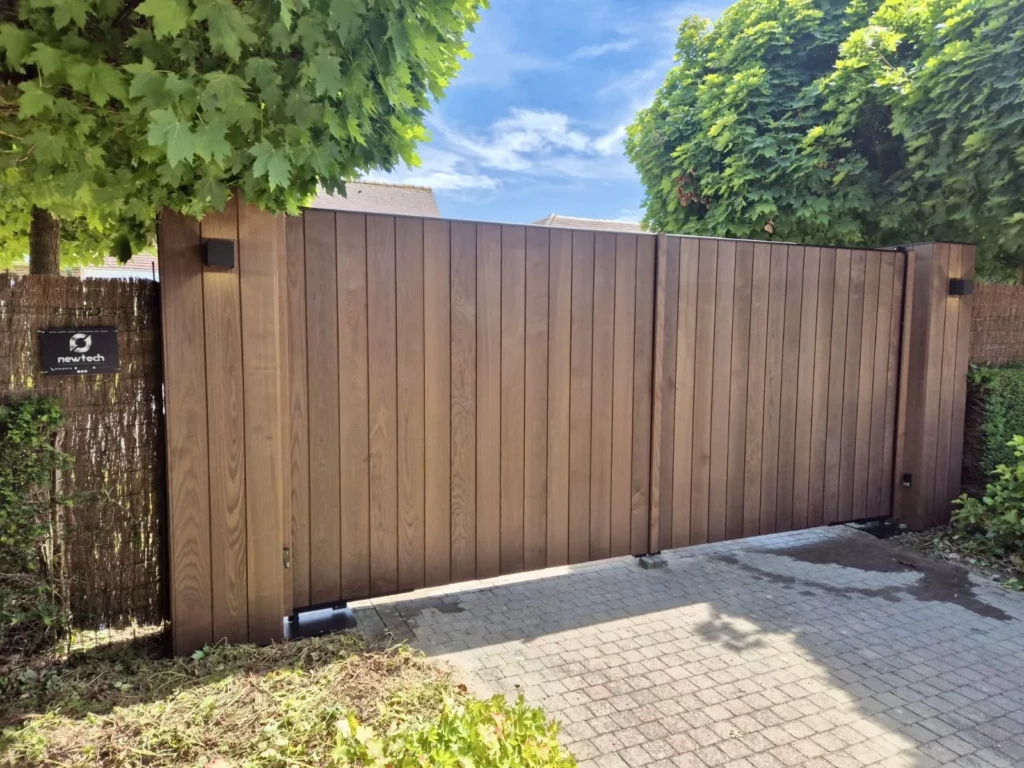 Portail coulissant aluminium et bois ASPEN en frêne thermotraité installé à Estaimpuis