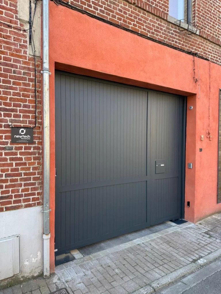 Détail d'un portail aluminium sur mesure de type porte cochère avec motorisation enterrée