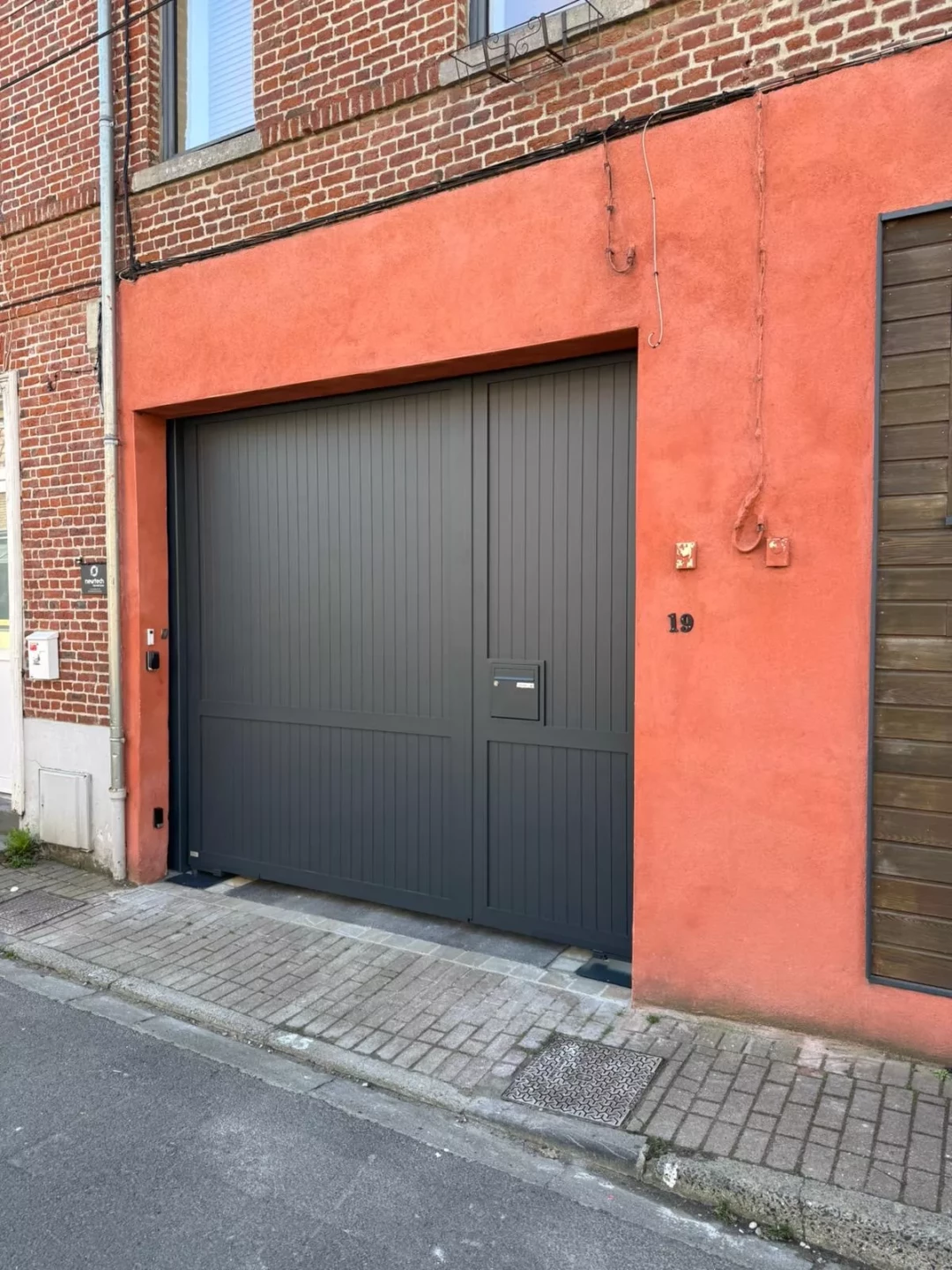 Portail aluminium AUTEUIL RAL 7016 avec boîte aux lettres intégrée dans un vantail