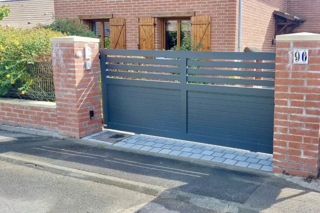 Portail aluminium sur mesure modèle Chantilly avec ajourage horizontal à Moncheaux