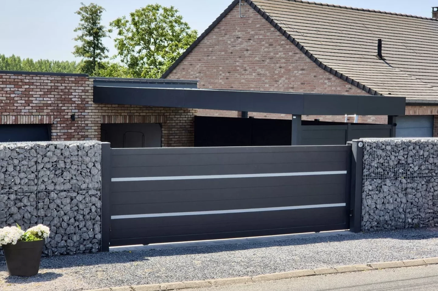 Portail coulissant et carport aluminium sur mesure à Gommegnies