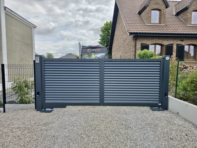 Portail battant aluminium modèle Sarlande installé à Thumeries par Newtech