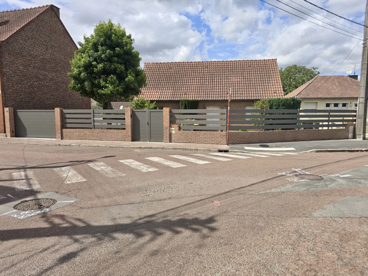 Portail aluminium à Courrières avec deux portails RAMBOUILLET et clôture assortie