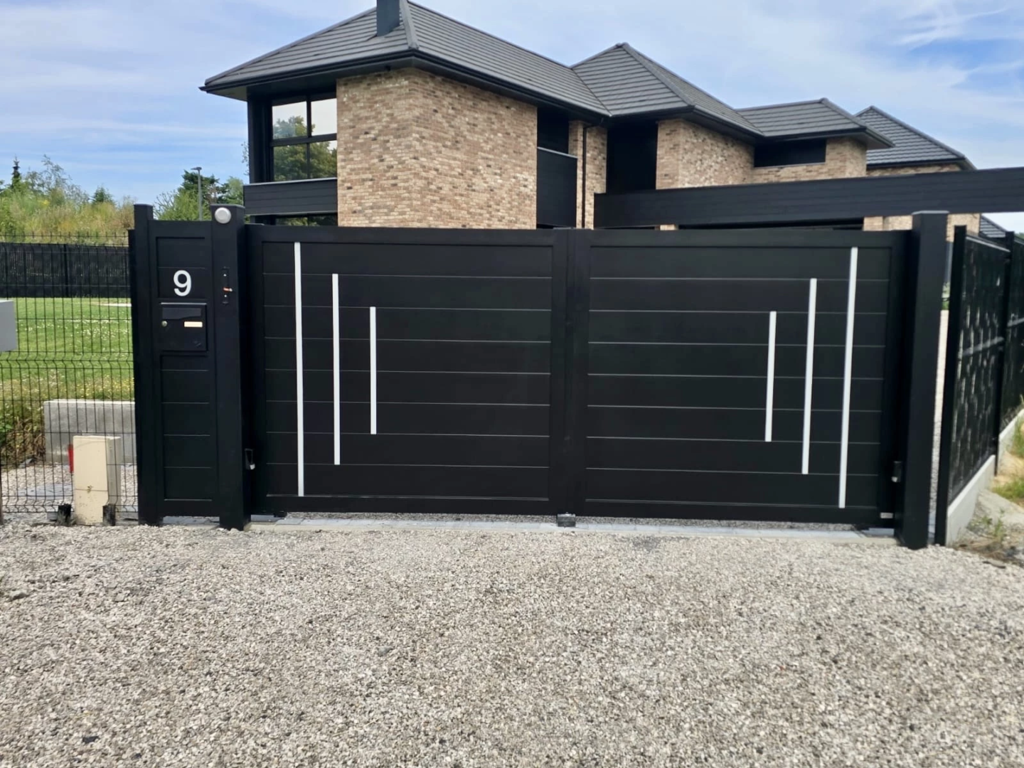 Portail aluminium à Bourghelles modèle Rambouillet RAL 9005 avec décor laser