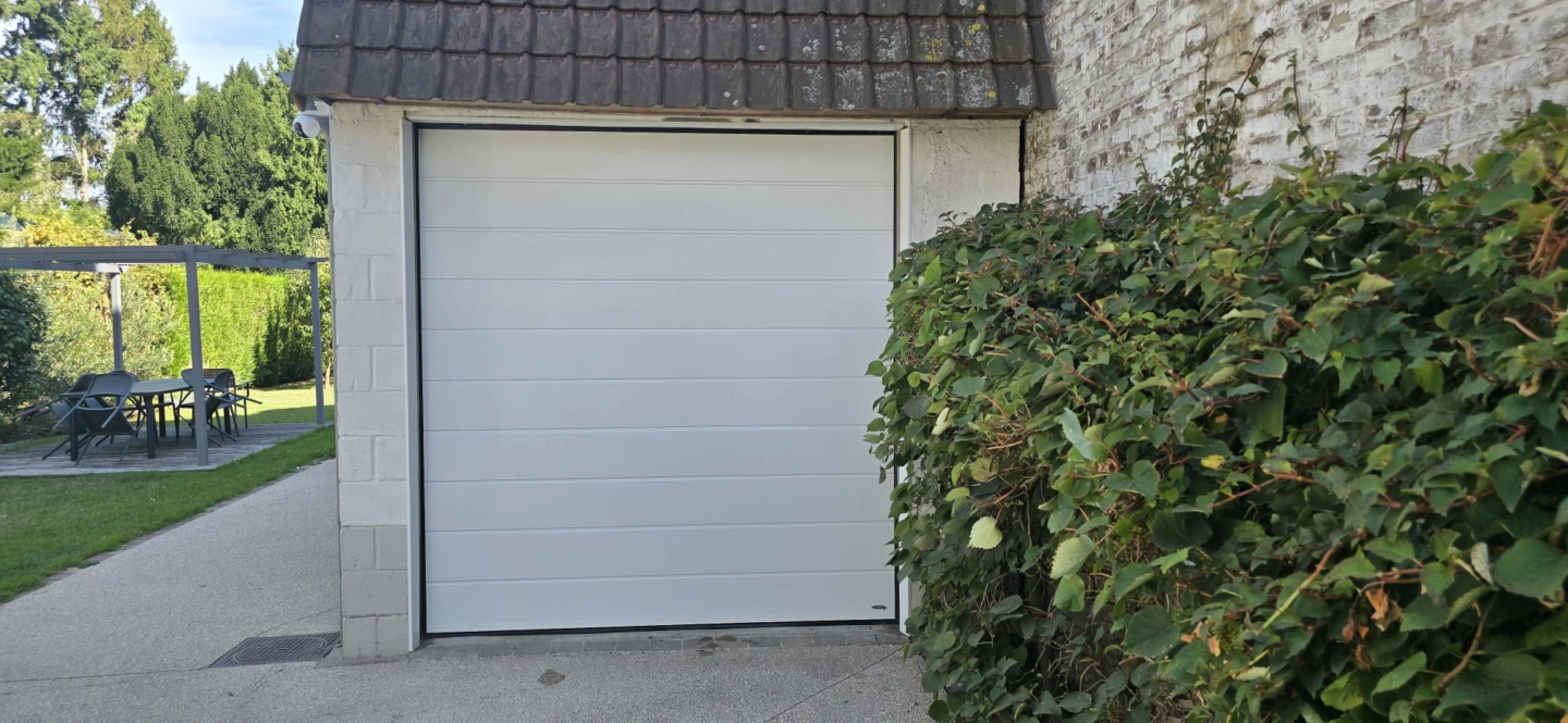 Porte de garage à Ronchin sectionnelle blanche installée par Newtech