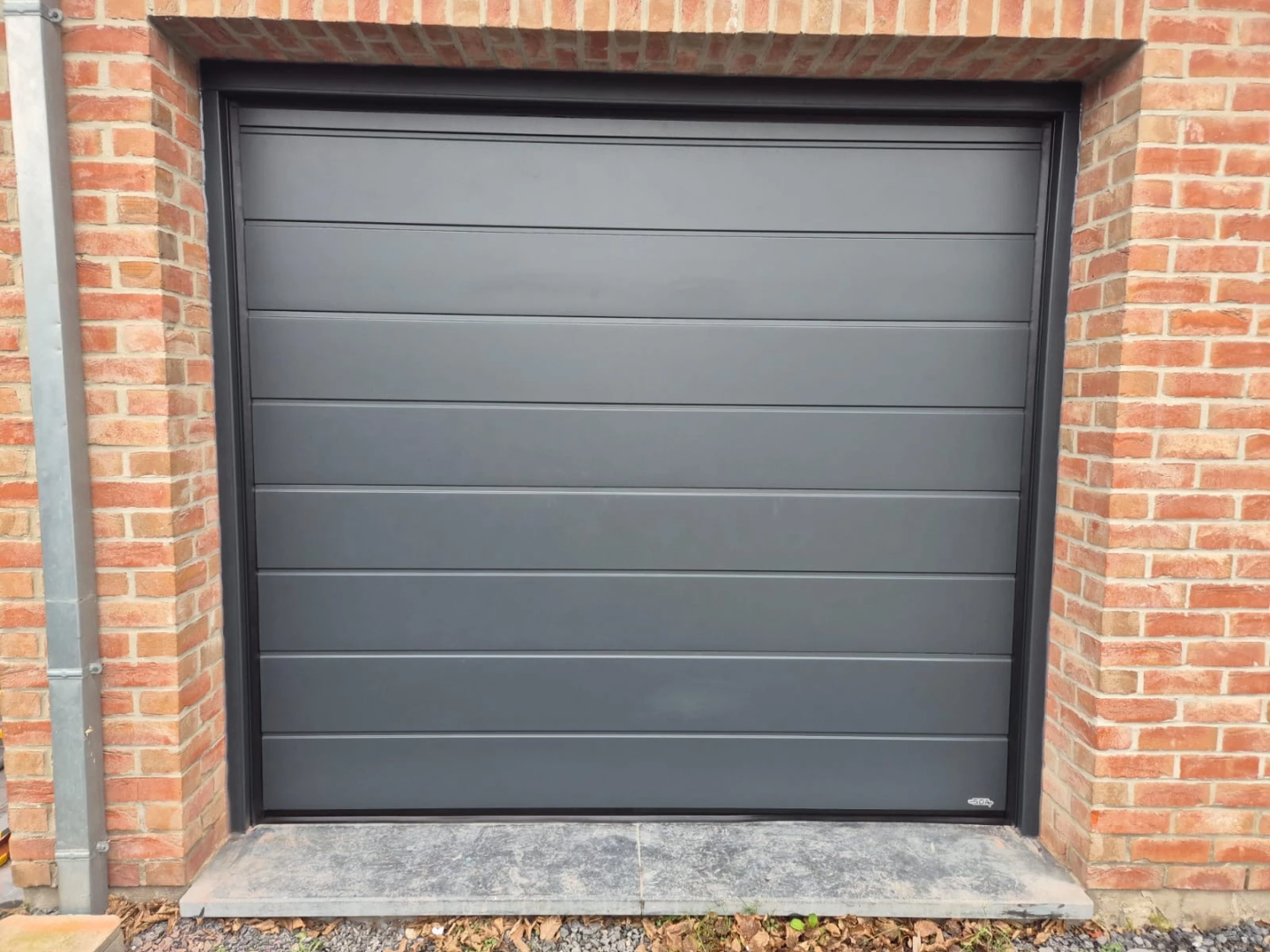 Porte de garage sectionnelle gris anthracite RAL 7016 installée à Quesnoy-sur-Deûle