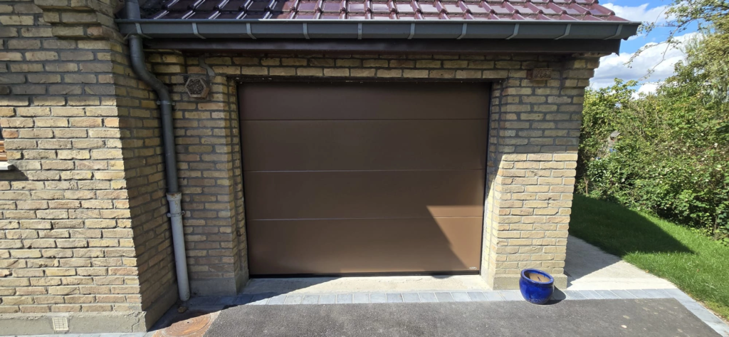 Porte de garage sectionnelle marron sur mesure installée à Cysoing