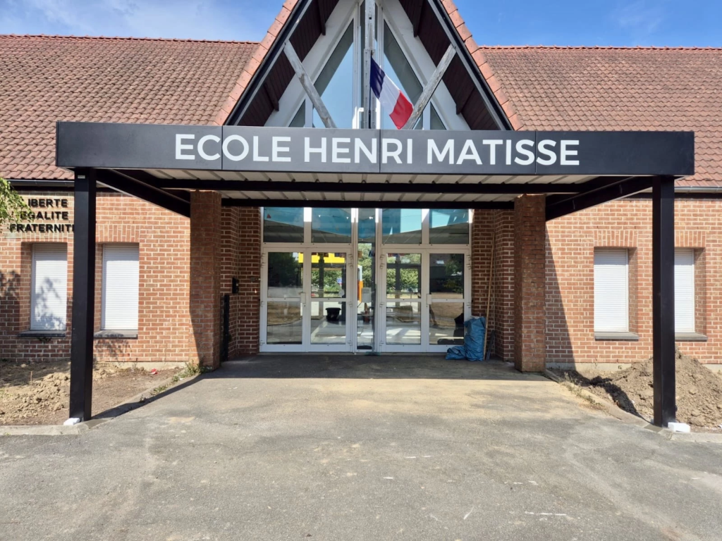 Préau aluminium collectivité installé à l’école Henri Matisse à Tressin