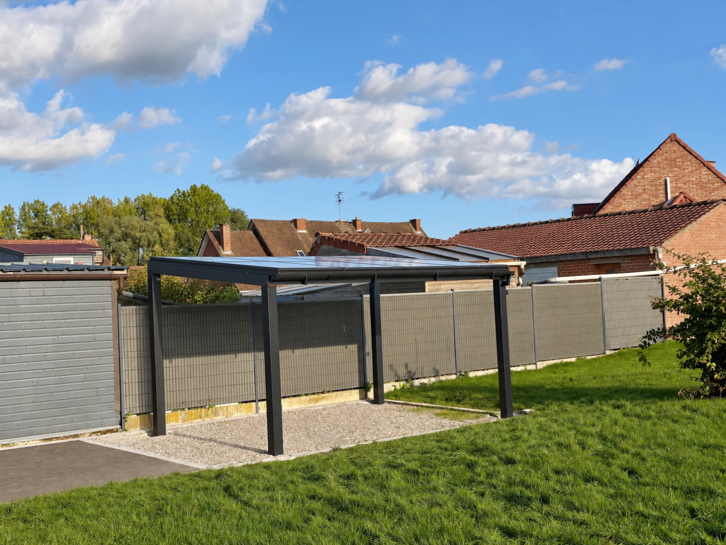 Carport solaire à Templeuve-en-Pévèle, modèle HELIOR autoporté avec toiture en panneaux photovoltaïques