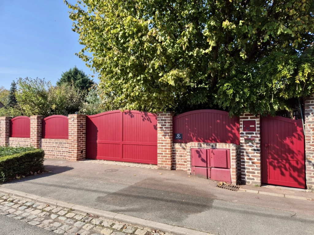 Portail coulissant aluminium VINCENNES rouge RAL 3004 avec portillon et clôtures assortis à Cobrieux