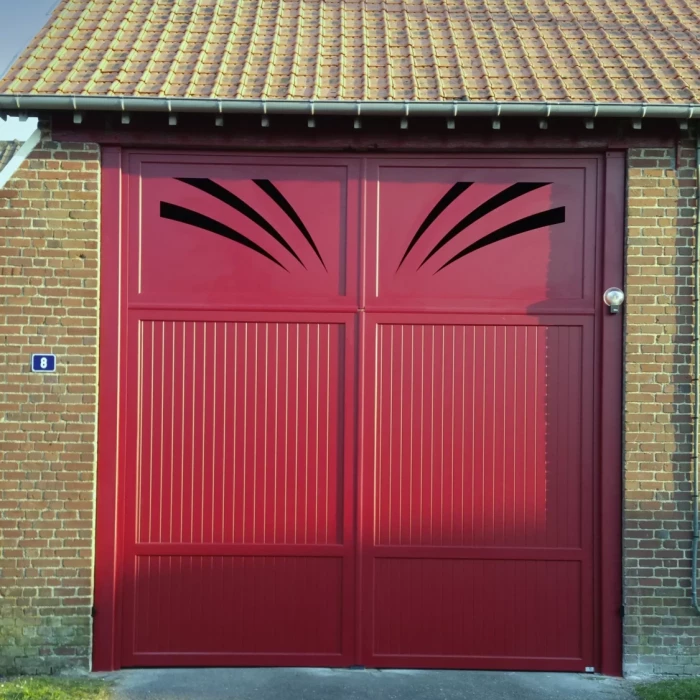 Porte aluminium 2 battants rouge avec découpe laser décorative, modèle AUTEUIL