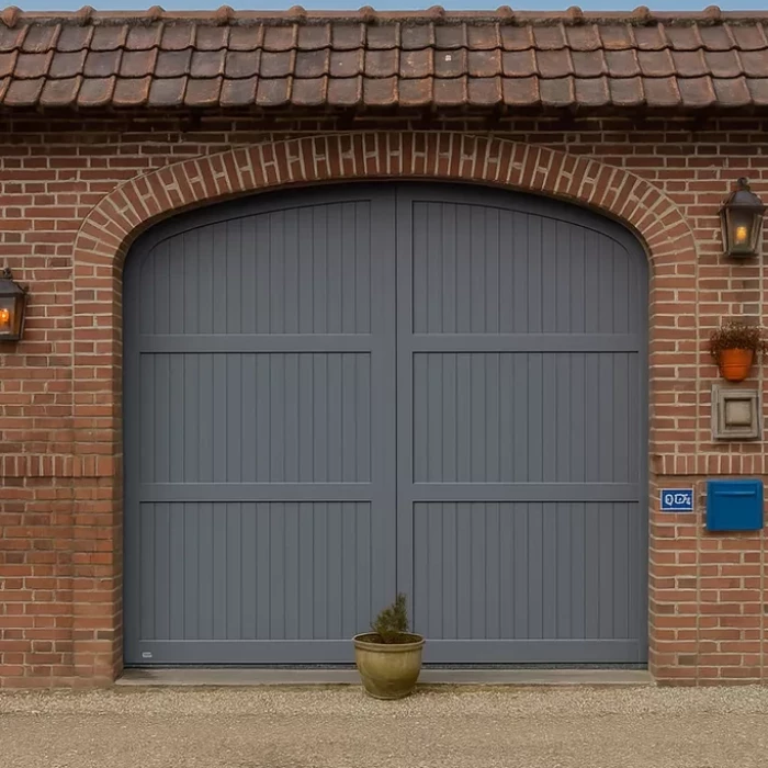 Porte cochère aluminium gris anthracite à 2 battants, modèle AUTEUIL, installée par Newtech Fermetures