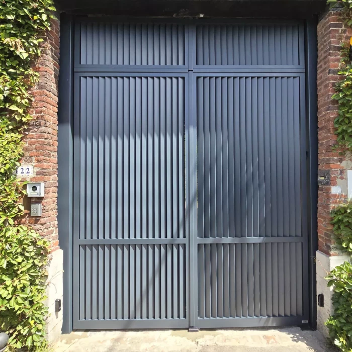 Porte cochère aluminium 2 battants modèle Sarlande, installée par Newtech Fermetures dans le Nord à Flines lez Raches